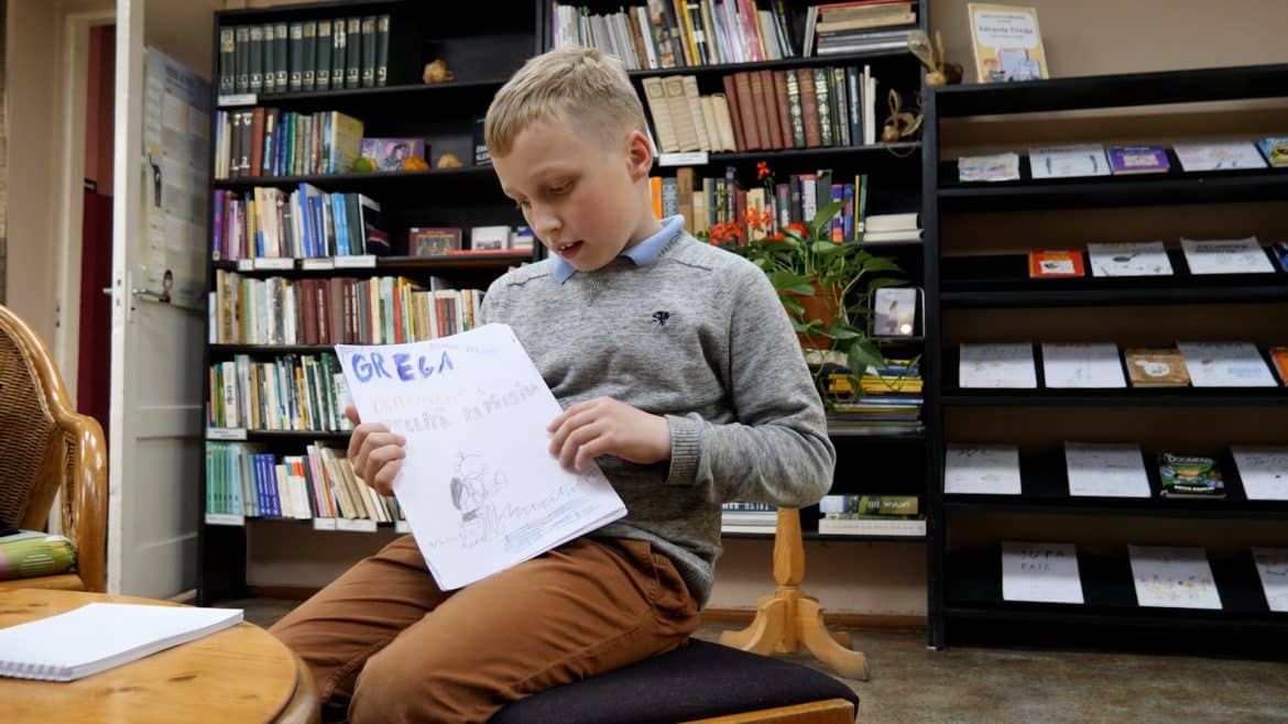 Deviņgadīgs Sabiles puika savas mīļākās grāmatas zīmē pats