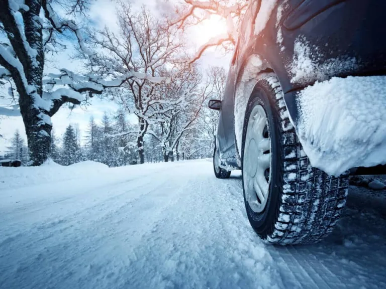 Slideni autoceļi: Ieteikumi auto vadīšanai ziemā