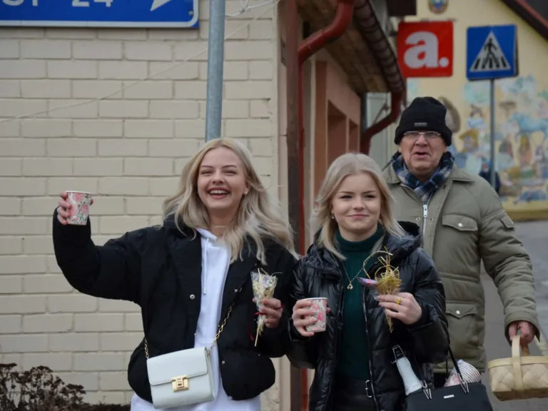 Sabilnieces svētkos saņem sniegpulkstenītes