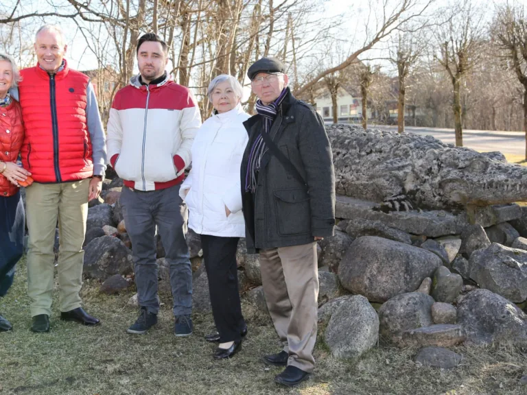 Krokodila Dandija meita meklē dzimtas saknes Dundagā