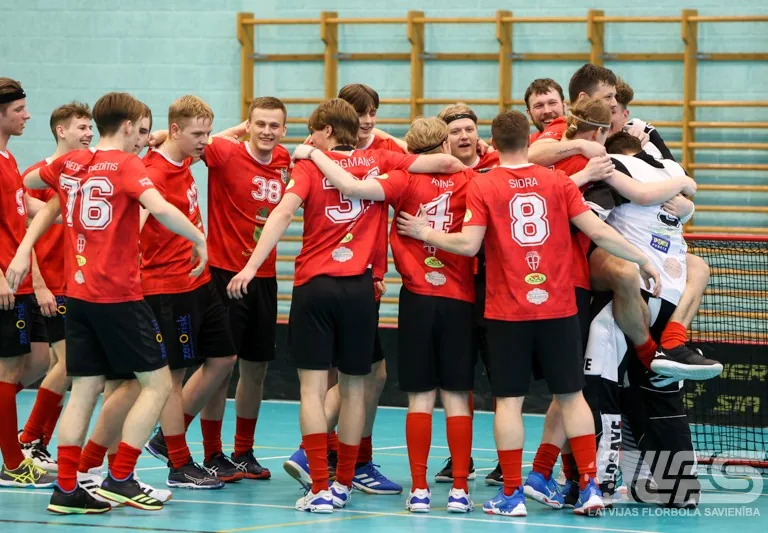 1. un 2. līgas florbola komandas Latvijas čempionātā izcīna bronzas godalgas