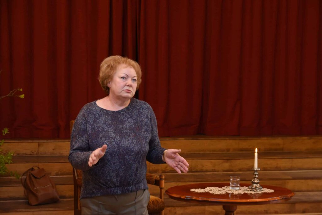 Ar juridisko sapratni un morālo intuīciju. Tiņģeres muižā viesojās detektīvrakstniece Rolanda Bula