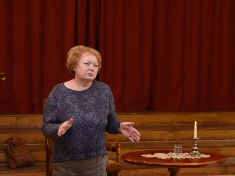 Ar juridisko sapratni un morālo intuīciju. Tiņģeres muižā viesojās detektīvrakstniece Rolanda Bula