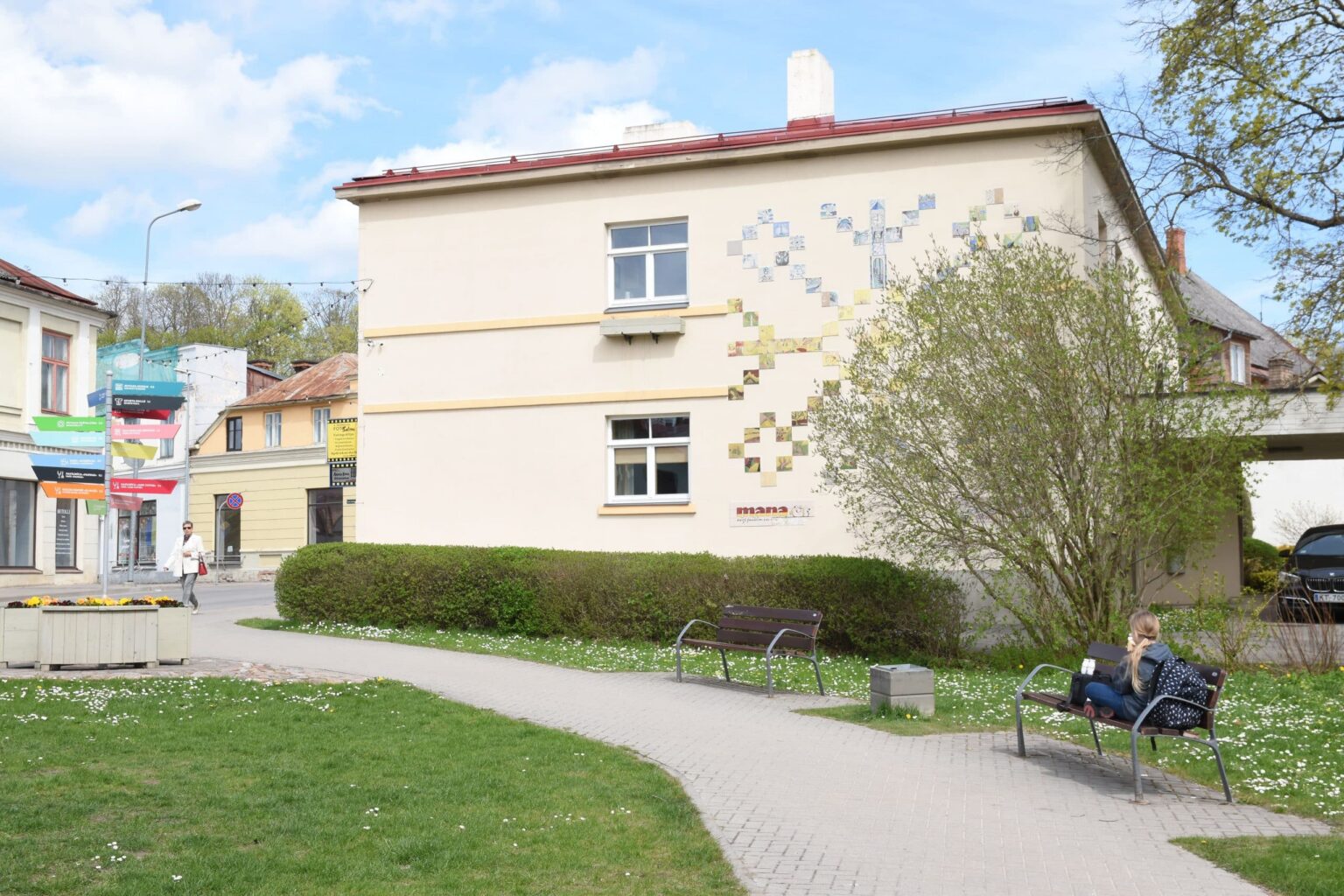 Talsu mākslas skolas fasādi rotās jauns sienas gleznojums