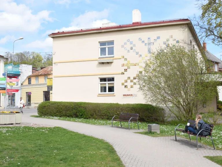 Talsu mākslas skolas fasādi rotās jauns sienas gleznojums