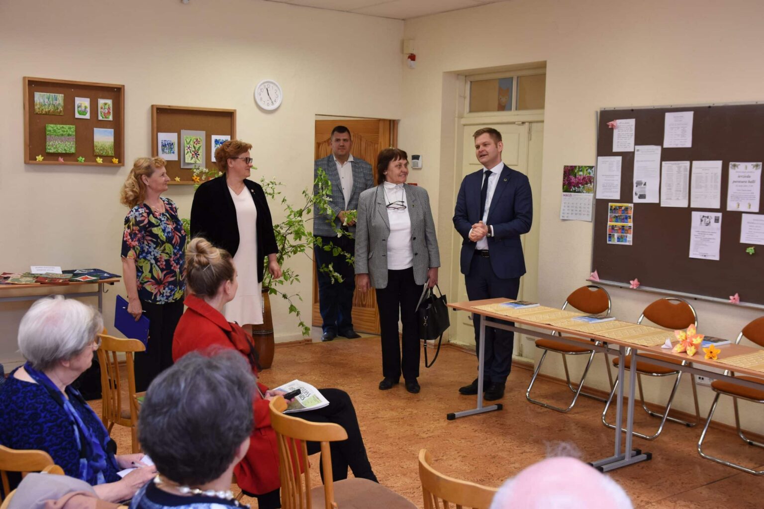 Ar Talsu senioriem tiekas labklājības ministrs Gatis Eglītis