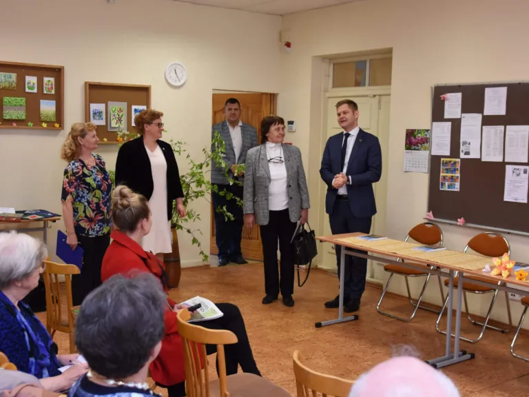 Ar Talsu senioriem tiekas labklājības ministrs Gatis Eglītis