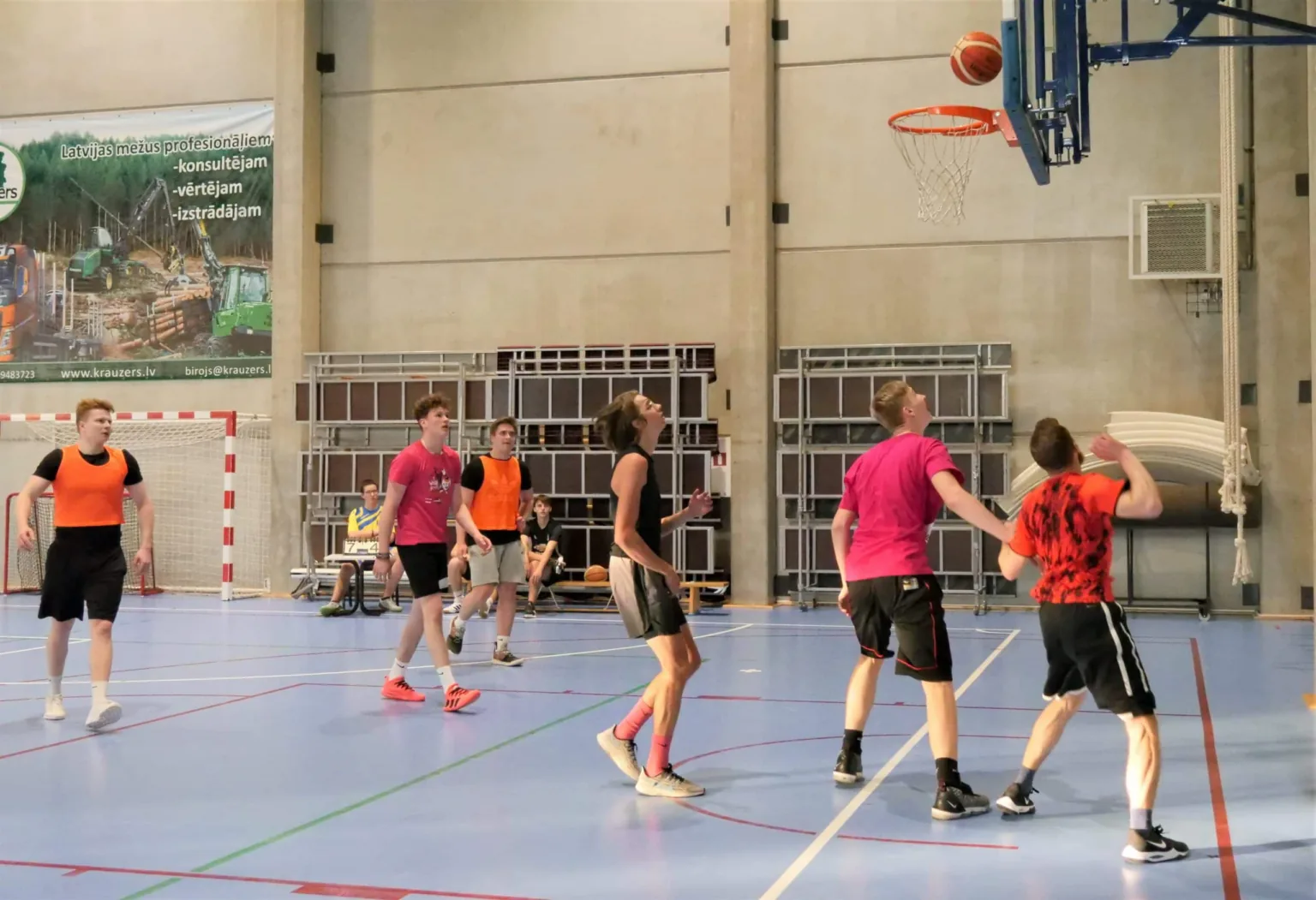 Pēc divu gadu pārtraukuma aizvadīts sporta spēļu nakts turnīrs Talsu Valsts ģimnāzijā