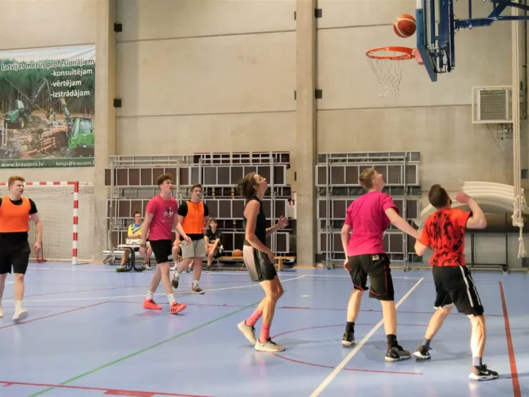 Pēc divu gadu pārtraukuma aizvadīts sporta spēļu nakts turnīrs Talsu Valsts ģimnāzijā