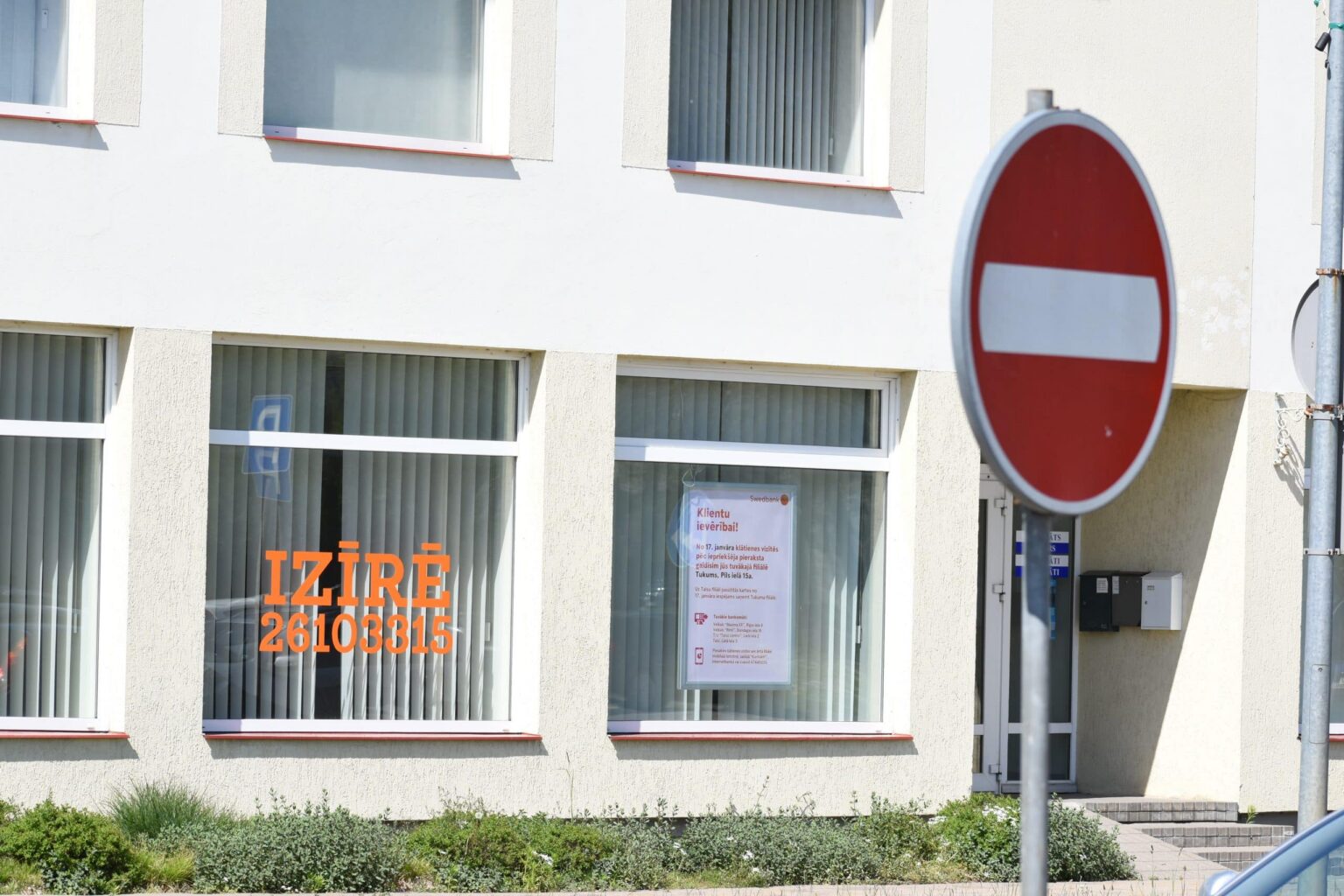 No mazpilsētu banku filiāļu slēgšanas cieš seniori