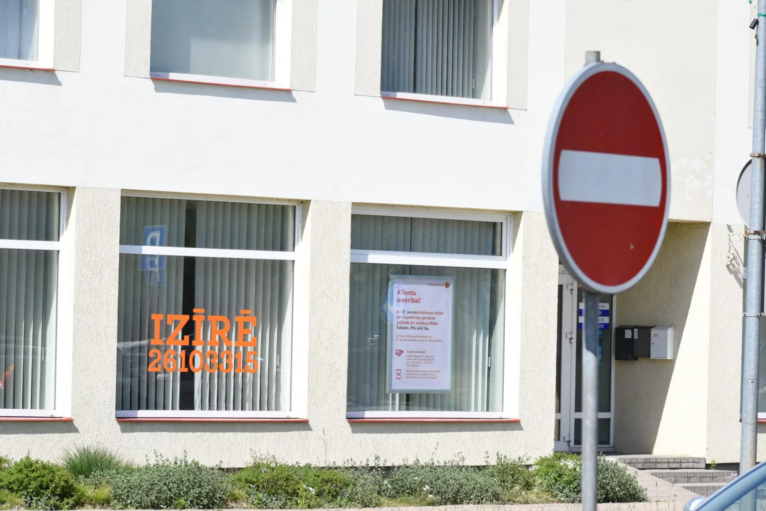 No mazpilsētu banku filiāļu slēgšanas cieš seniori