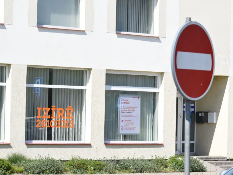 No mazpilsētu banku filiāļu slēgšanas cieš seniori
