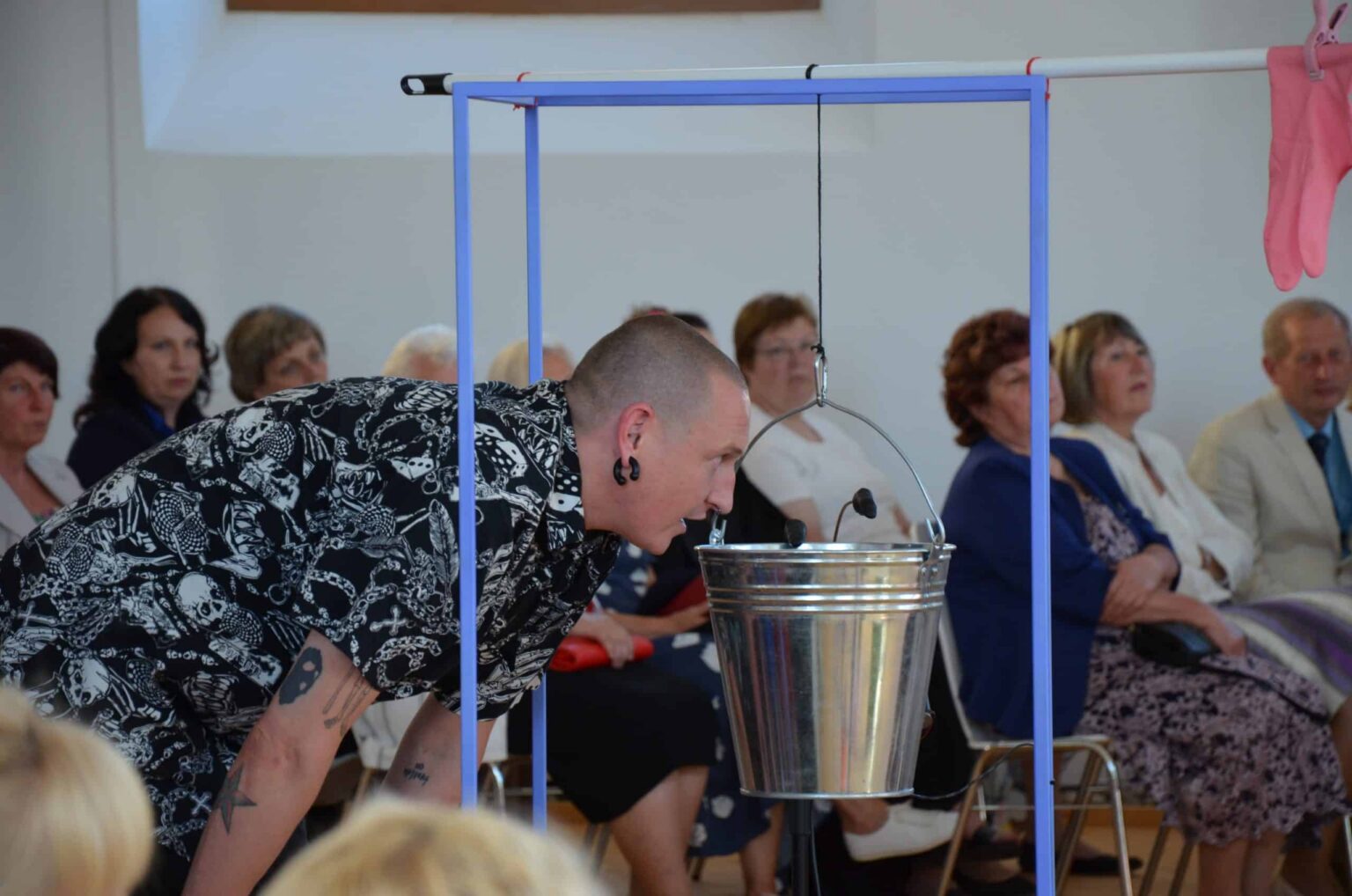 Izstādē «Sabile burbuļo» iespējams saredzēt, sasmaržot un saklausīt vīna rūgšanu