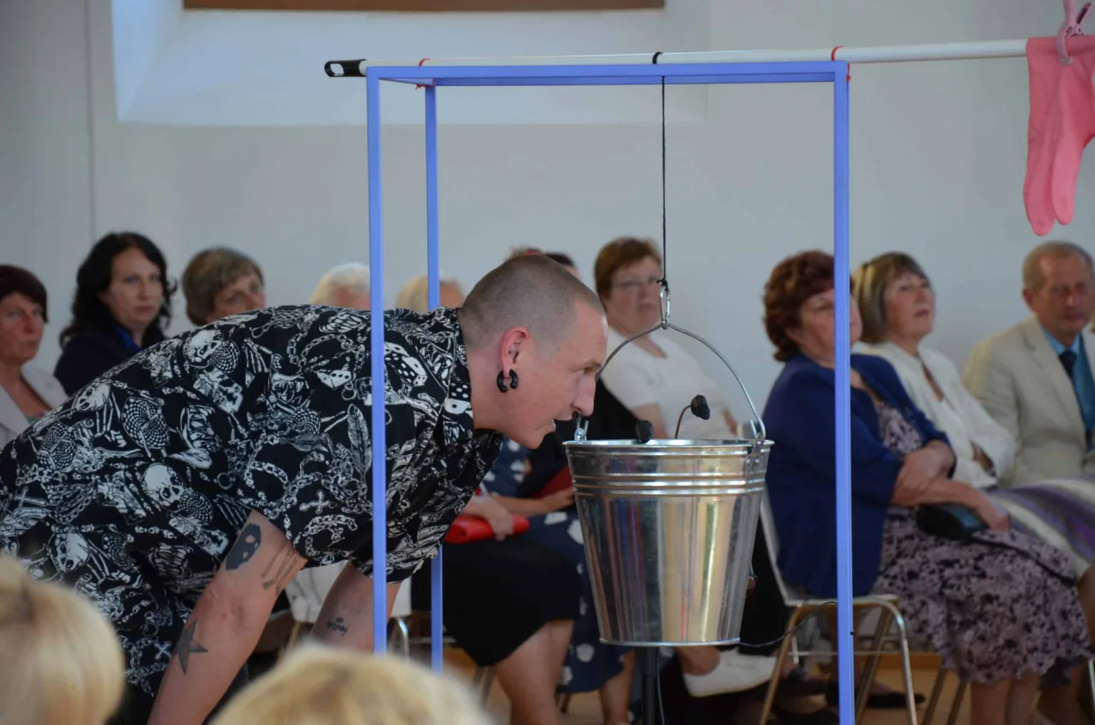 Izstādē «Sabile burbuļo» iespējams saredzēt, sasmaržot un saklausīt vīna rūgšanu