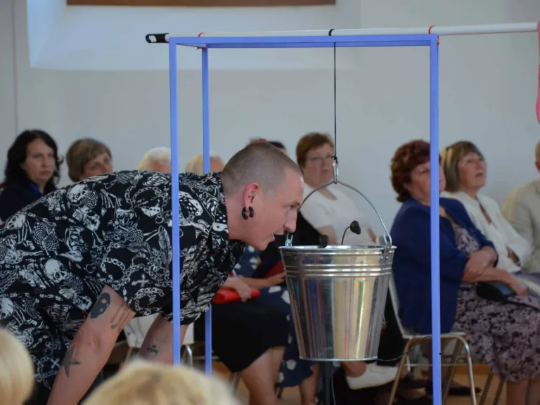 Izstādē «Sabile burbuļo» iespējams saredzēt, sasmaržot un saklausīt vīna rūgšanu