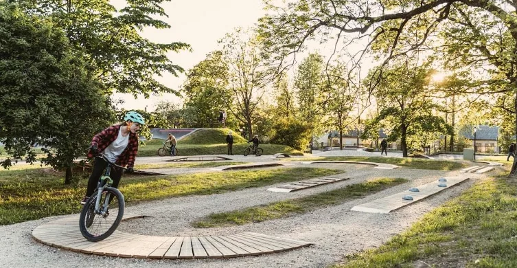 Talsos blakus skeitparkam tiks uzstādīta velotrase