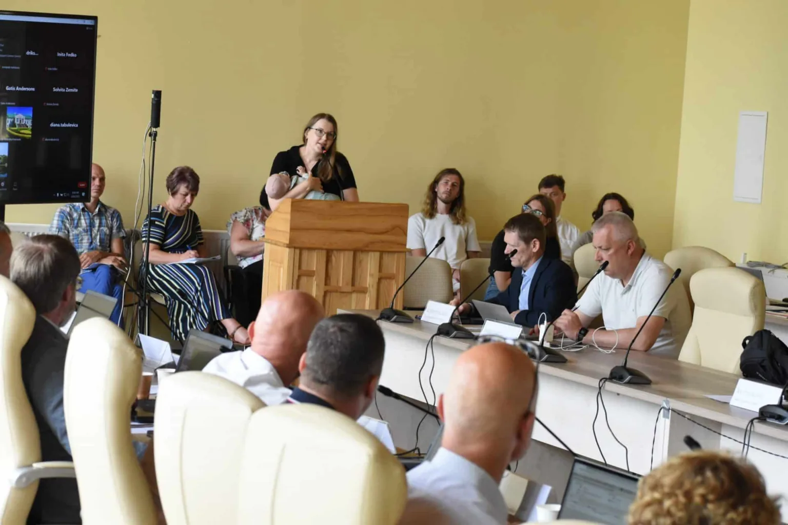 Talsenieki vēlas klasisku bērnu rotaļu laukumu
