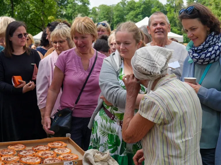 Dundaga godā ceļ saulaino sklandrausi un šīs puses tradīcijas