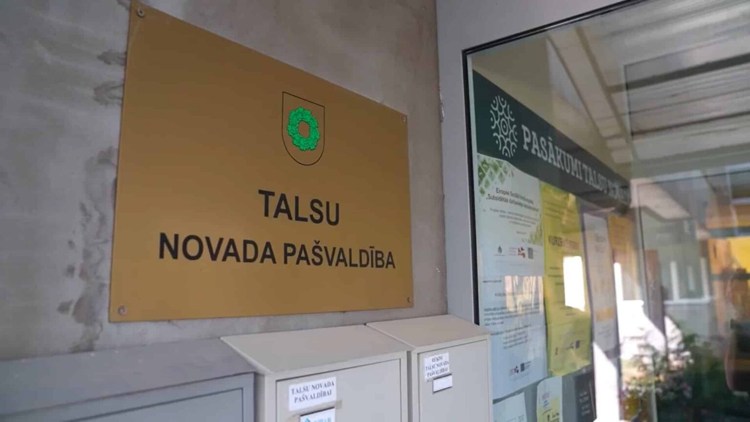 Amatu atstās izpilddirektore un viņas vietnieki