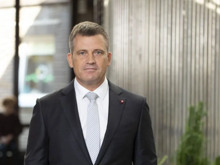 «Sēdēt mājās nozīmē atdot lemšanas tiesības citiem»