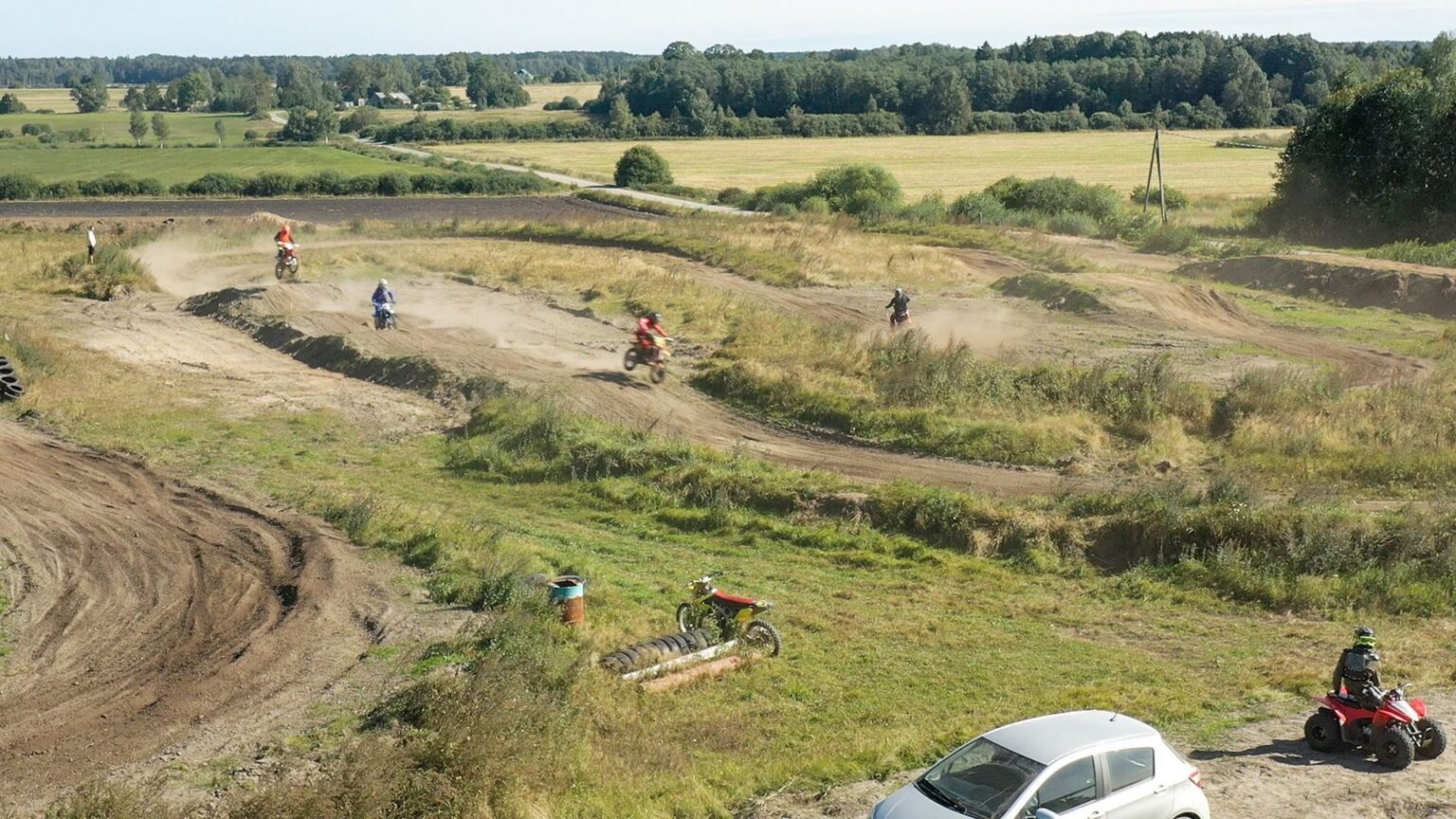Sabiles mototrase rūc ar pilnu sparu