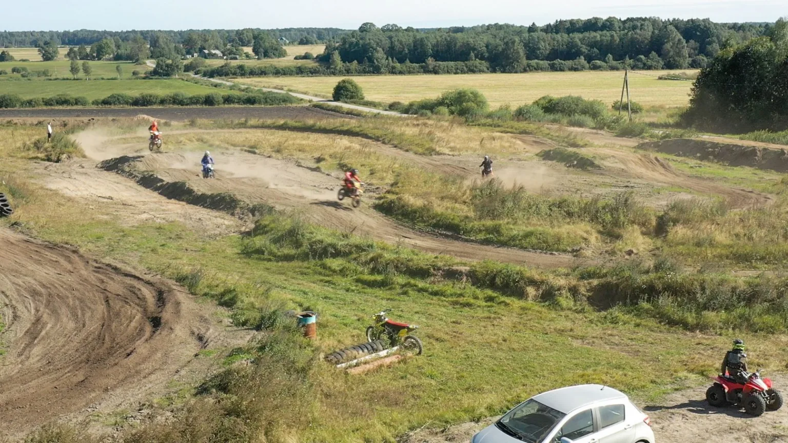 Sabiles mototrase rūc ar pilnu sparu