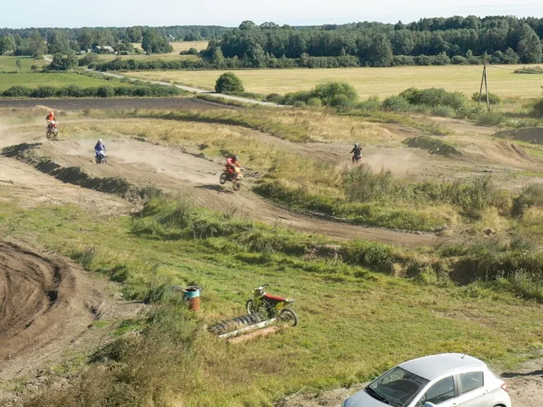 Sabiles mototrase rūc ar pilnu sparu