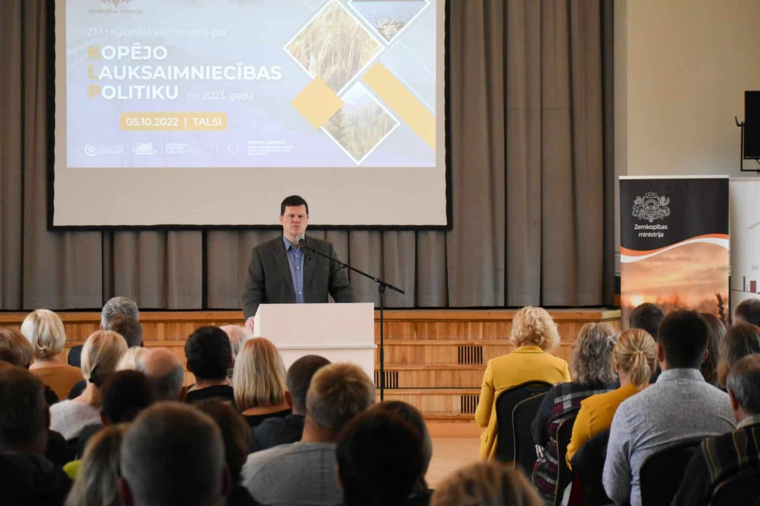 Vairāk nekā 200 lauksaimnieku Talsos tiekas ar Zemkopības ministriju