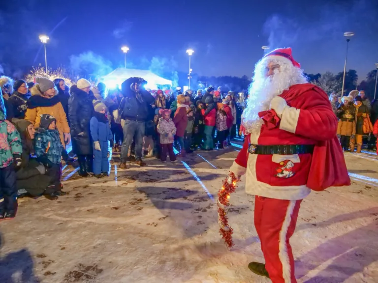 Kā ziemas pasakā aizvadīti Karstvīna svētki Sabilē