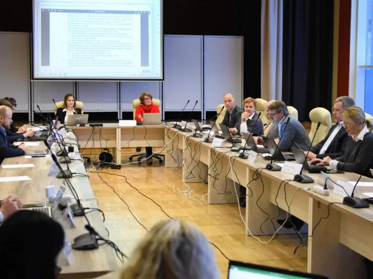 Talsu novada domes vadība samazina sev atalgojumu