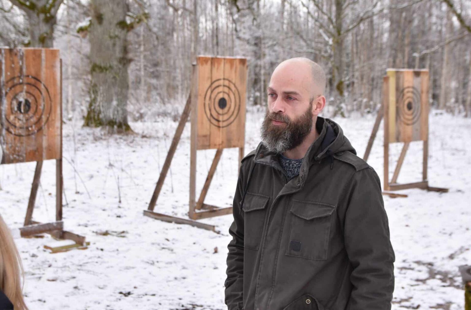 Dundagā beļģis nodibina loka šaušanas un cirvja mešanas klubu