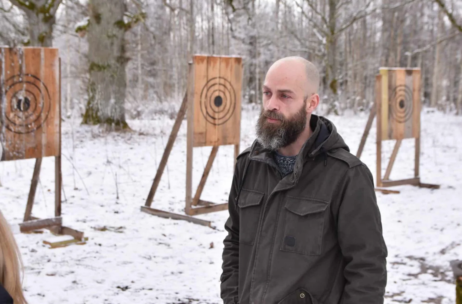 Dundagā beļģis nodibina loka šaušanas un cirvja mešanas klubu