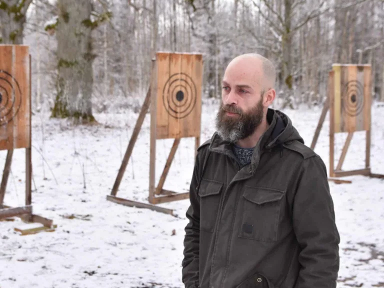 Dundagā beļģis nodibina loka šaušanas un cirvja mešanas klubu