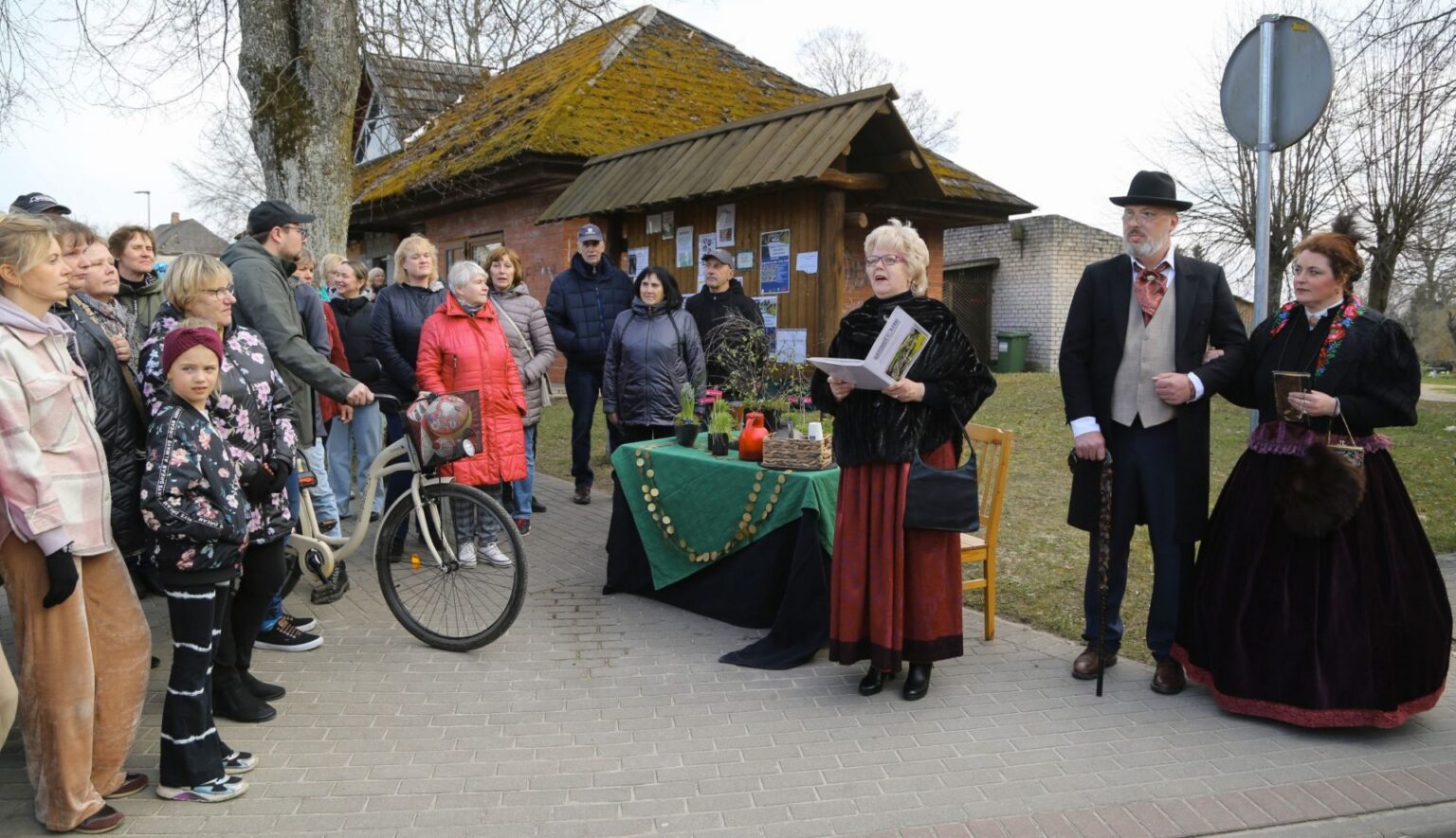 Stāstnieces lomā — valdemārpilniece Aira Saleniece (trešā no labās), viņai līdzās Krišjāņa Valdemāra tēlā iejuties deputāts Dainis Karols un K. Valdemāra sievas Luīzes Johannas tēlā — māksliniece Baiba Kalna. /Foto: Dainis Kārkluvalks/