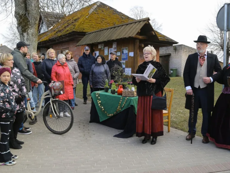 Stāstnieces lomā – valdemārpilniece Aira Saleniece (trešā no labās), viņai līdzās Krišjāņa Valdemāra tēlā iejuties deputāts Dainis Karols un K. Valdemāra sievas Luīzes Johannas tēlā – māksliniece Baiba Kalna. /Foto: Dainis Kārkluvalks/