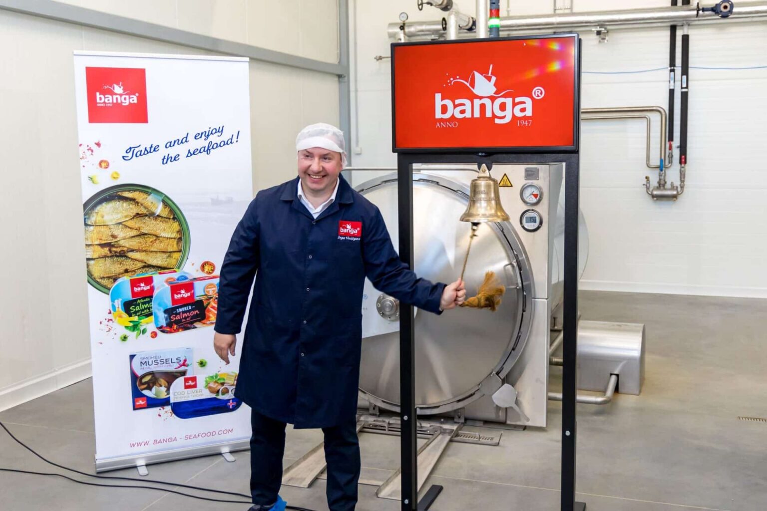 Simbolisko biržas zvanu iezvana uzņēmuma direktors Ingus Veckāgans. /Foto: Kaspars Poriņš/