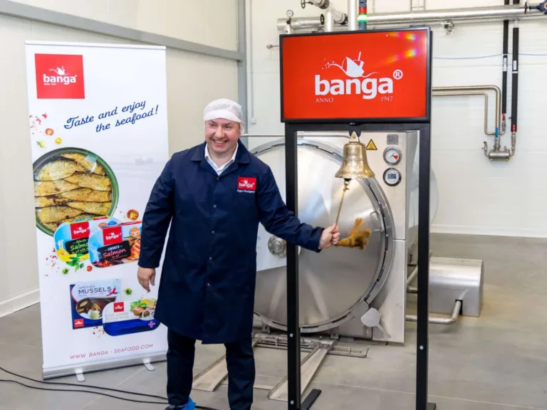 Simbolisko biržas zvanu iezvana uzņēmuma direktors Ingus Veckāgans. /Foto: Kaspars Poriņš/