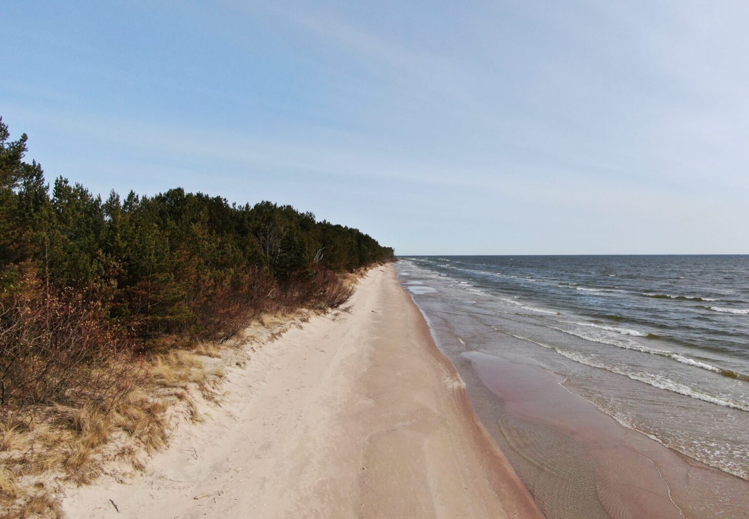 Kolkas pludmales peldvietā nav ieteicams peldēties