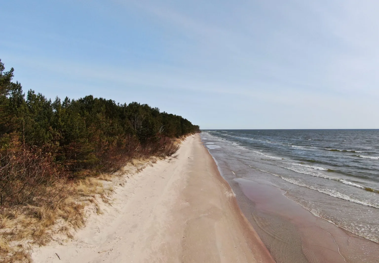 Kolkas pludmales peldvietā nav ieteicams peldēties