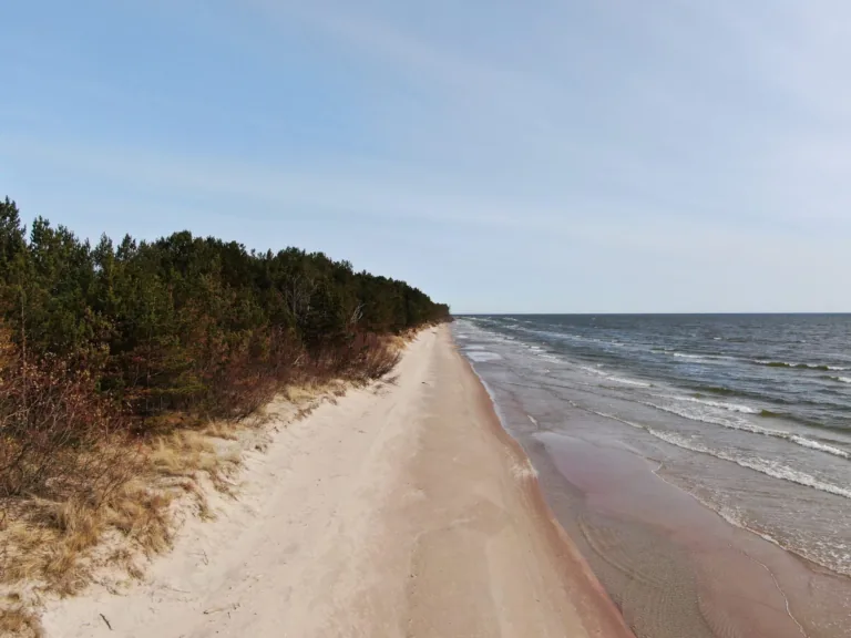 Kolkas pludmales peldvietā nav ieteicams peldēties