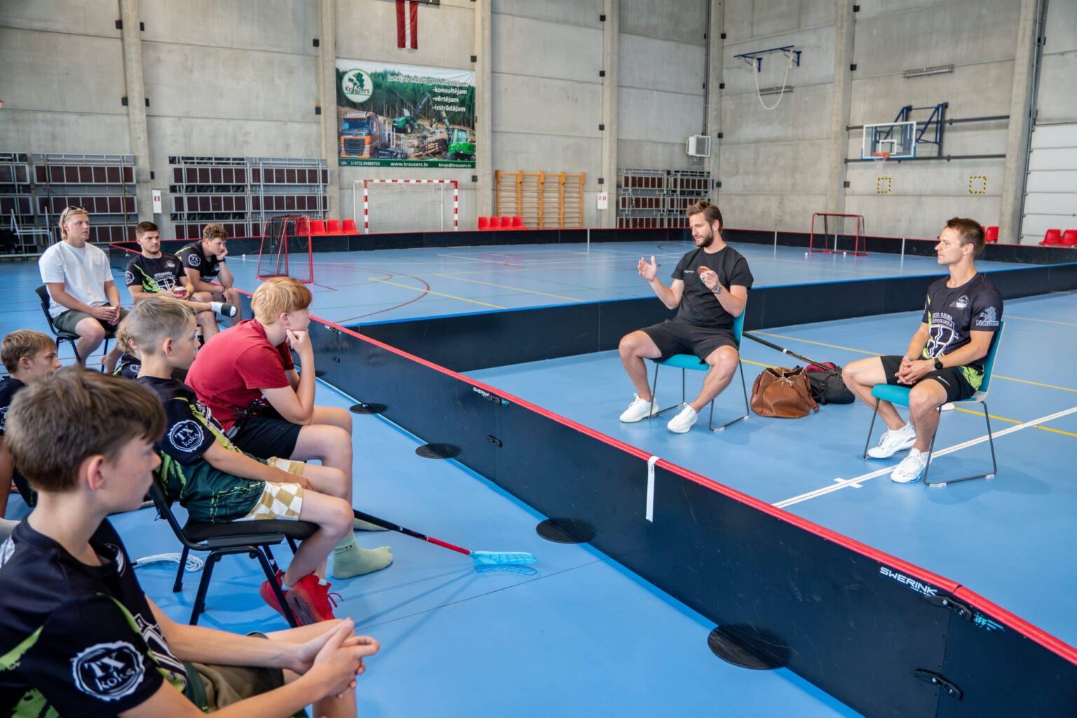 Jaunos florbolistus motivē panākumus guvušie sportisti