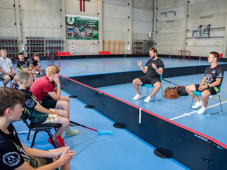 Jaunos florbolistus motivē panākumus guvušie sportisti