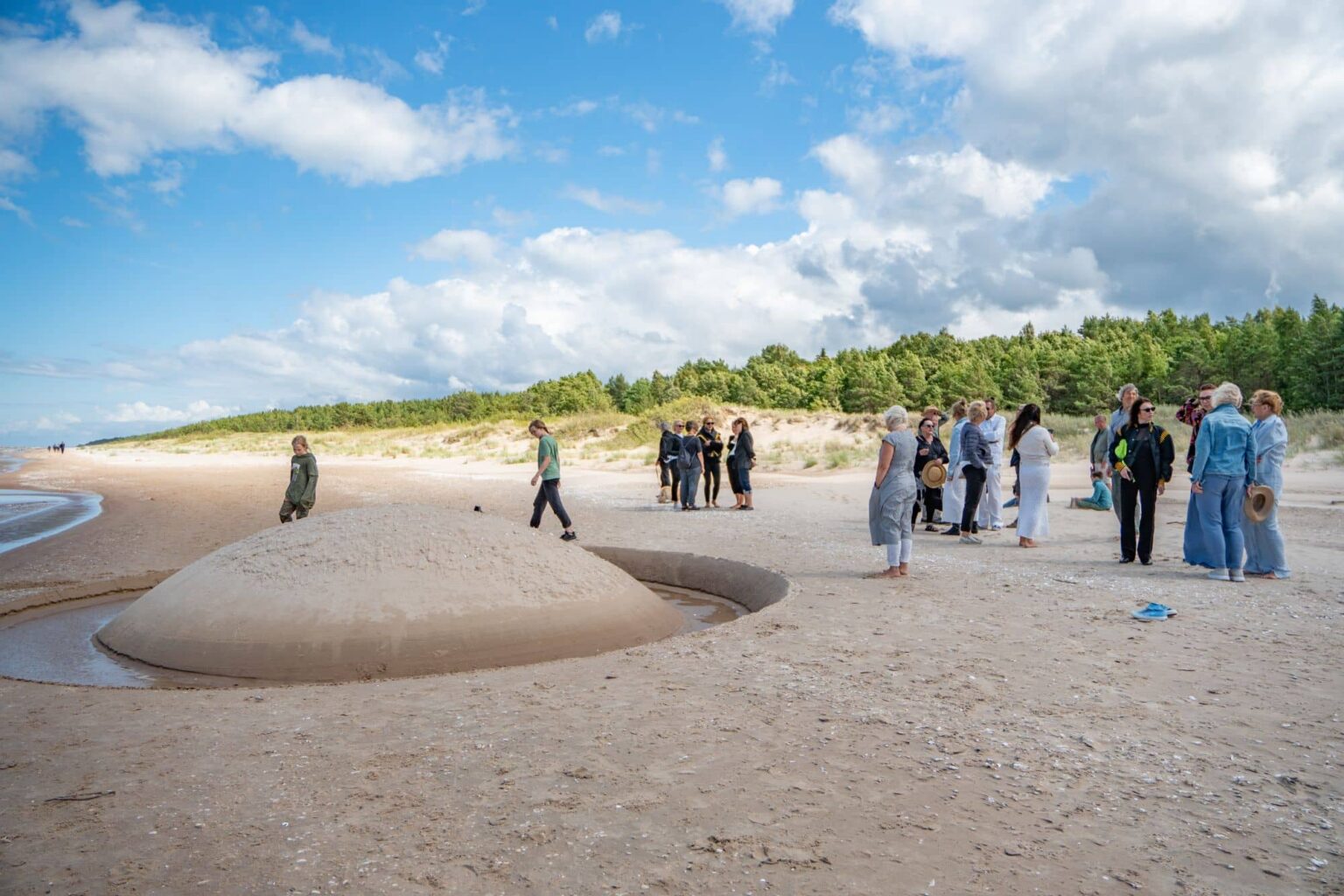 Mazirbe atver durvis mākslai