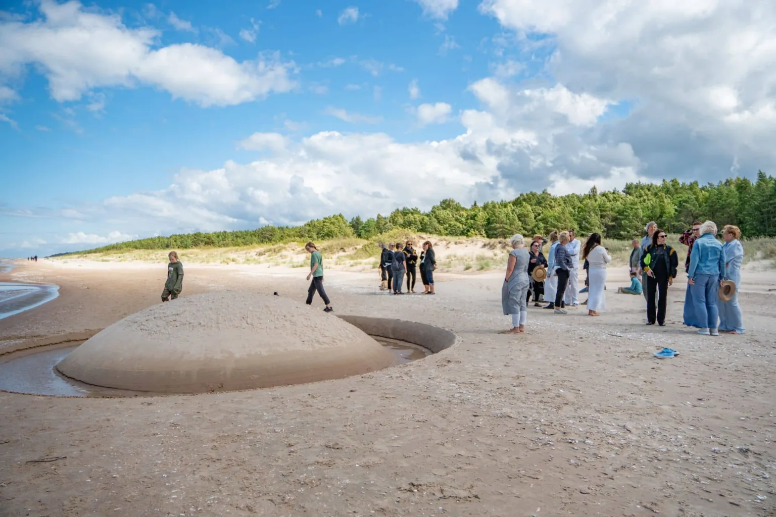 Mazirbe atver durvis mākslai