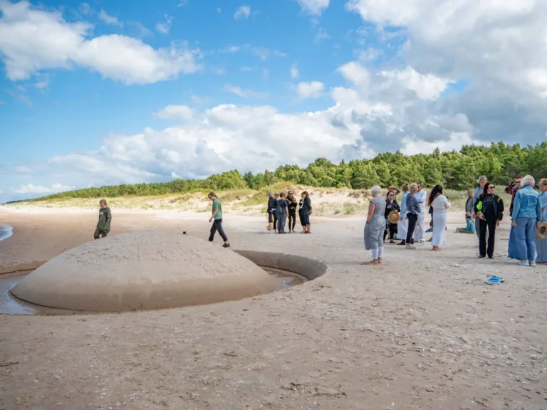Mazirbe atver durvis mākslai