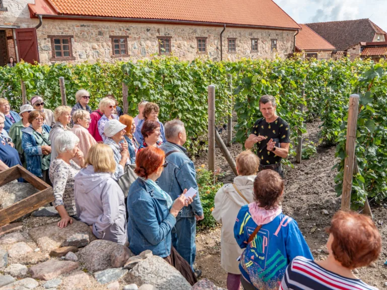 Grāmatu mīļi dodas iepazīt novada dārzus