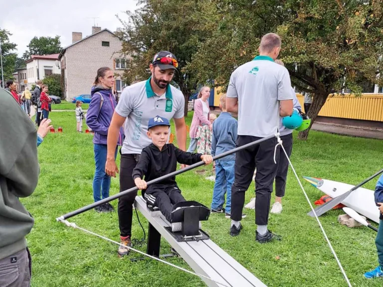 Iepazīstina ar sporta skolas ikdienu, treneriem un inventāru
