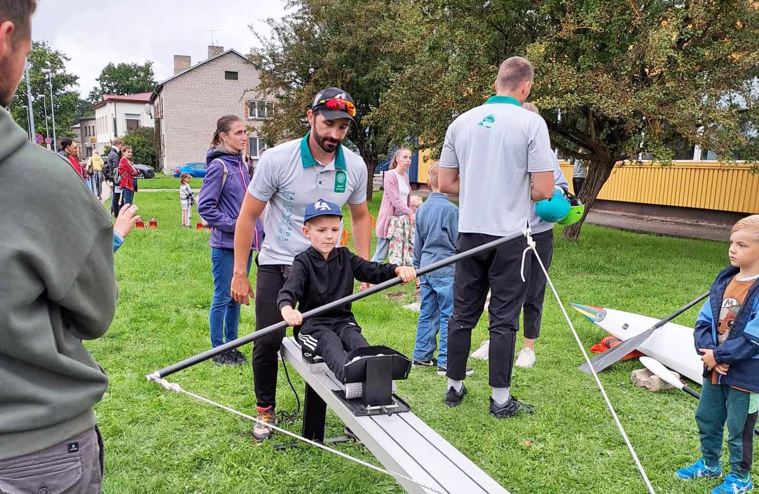Iepazīstina ar sporta skolas ikdienu, treneriem un inventāru