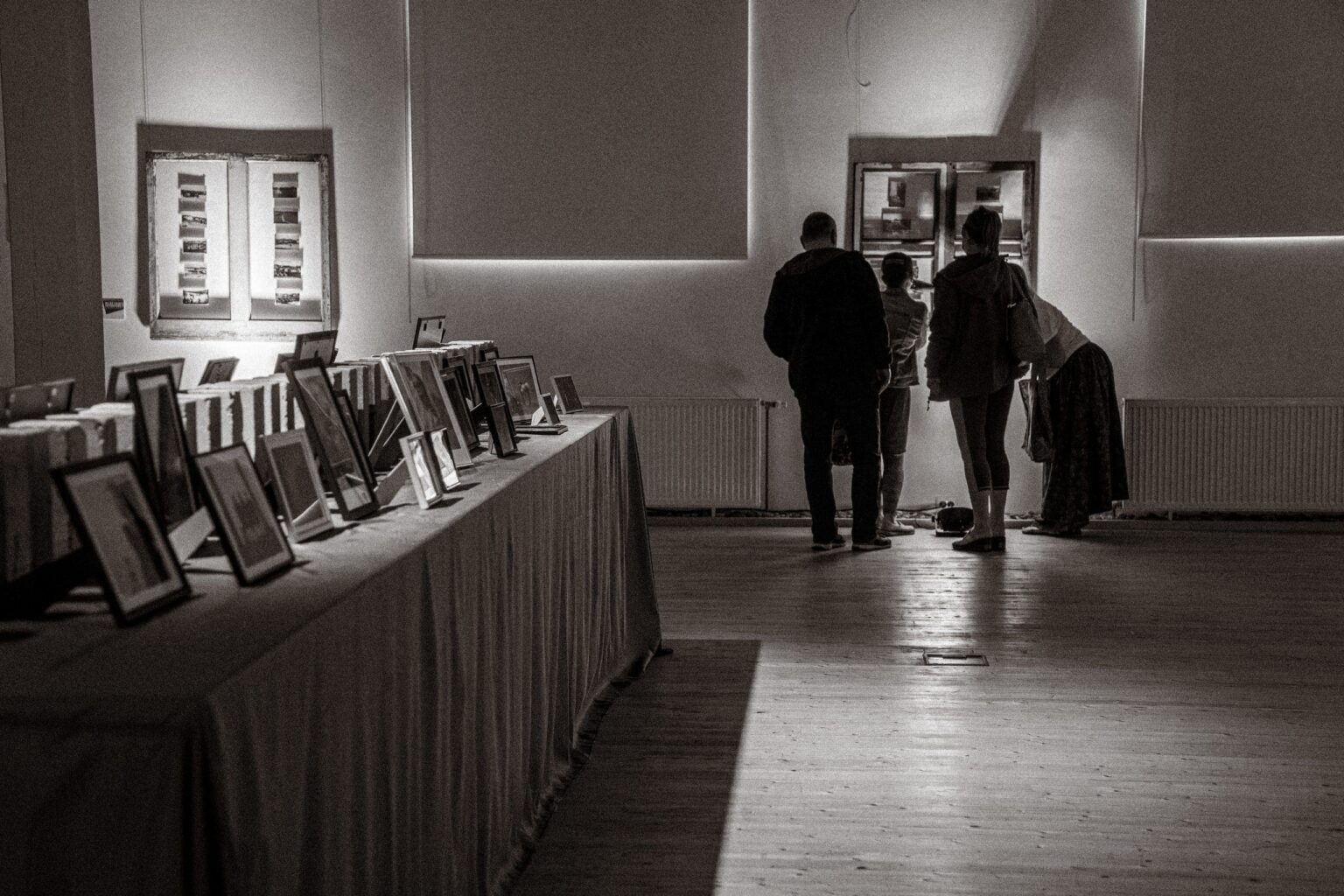 Sabile vēsturiskās pastkartēs, laikmetīgās fotogrāfijās un nākotnes vīzijās