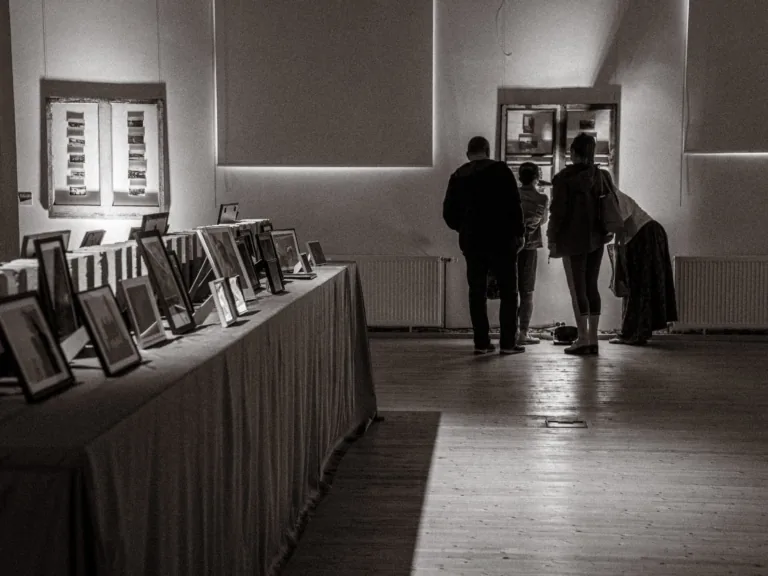 Sabile vēsturiskās pastkartēs, laikmetīgās fotogrāfijās un nākotnes vīzijās